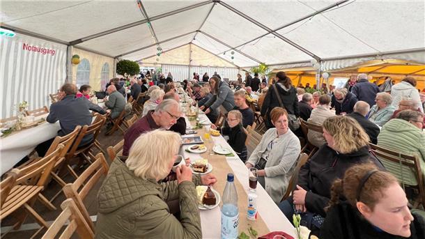 1000 Jahre Klein Meckelsen: Ein ganzes Dorf drei Tage lang in Festlaune Gäste genießen Kaffee und Kuchen im Festzelt.