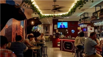 Gäste verfolgen in einer Bar in Madrid die TV-Debatte zwischen Pedro Sánchez und Alberto Núñez Feijóo.