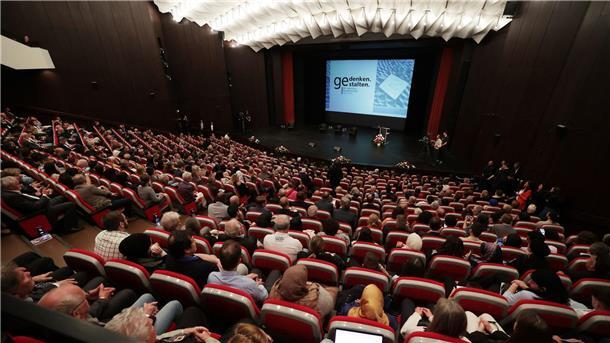 30 Jahre Solingen-Anschlag: Steinmeier sieht Versäumnisse Gäste warten im Theater und Konzerthaus auf den Beginn der zentralen Gedenkfeier zum 30. Jahrestag des Solinger Brandanschlags.