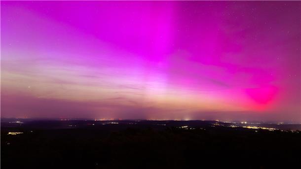 Polarlichter bringen Deutschlands Nachthimmel zum Leuchten Ganz in Pink: Polarlichter am nächtlichen Himmel bei Treisberg im hessischen Hochtaunuskreis.