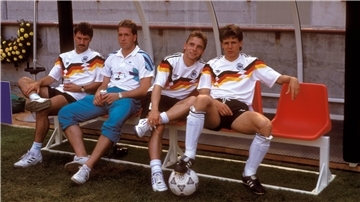 Ganz links sitzt Günter Hermann, rechts davon Ersatztorwart Andreas Köpke, Thomas Häßler, Andreas Möller bei der WM 1990 in Italien.
