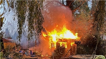 Gartenlaube steht in Flammen.