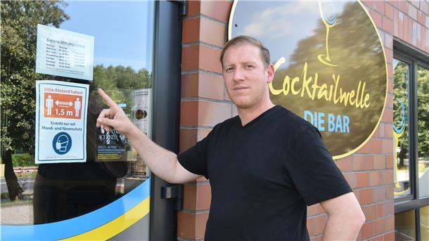 Gary Wellbrock, Betreiber der „Cocktailwelle“ in Hagen, musste nach Ende des Lockdowns im Juni 2021 ohne Personal eröffnen. Inzwischen hat er wieder sieben Mitarbeiter angestellt, die Öffnungszeiten musste er trotzdem einschränken.