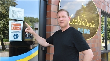 Gary Wellbrock, Betreiber der „Cocktailwelle“ in Hagen, musste nach Ende des Lockdowns im Juni 2021 ohne Personal eröffnen. Inzwischen hat er wieder sieben Mitarbeiter angestellt, die Öffnungszeiten musste er trotzdem einschränken.