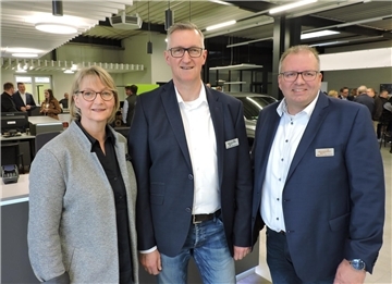 Gastgeber Christian Brunkhorst (Mitte) mit Ehefrau sowie Markus Burfeind vom Autohaus Brunkhorst in Bremervörde (rechts) freuen sich auf zahlreiche Gäste beim Unternehmerabend.