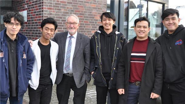 Gruppenbild mit sechs Männern