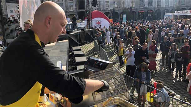 Heiß und fettig: Frankreich sucht den Pommes-Weltmeister Gastronom Vincent Pécourt bereitet Pommes-frites zu.
