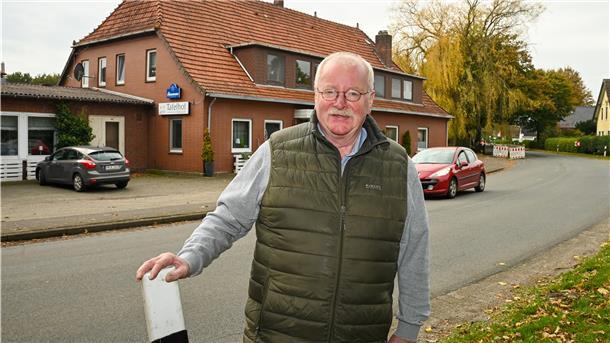 Gastwirt Wilfried Schmidt steht an der K58.