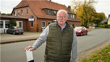 Gastwirt Wilfried Schmidt steht an der K58.