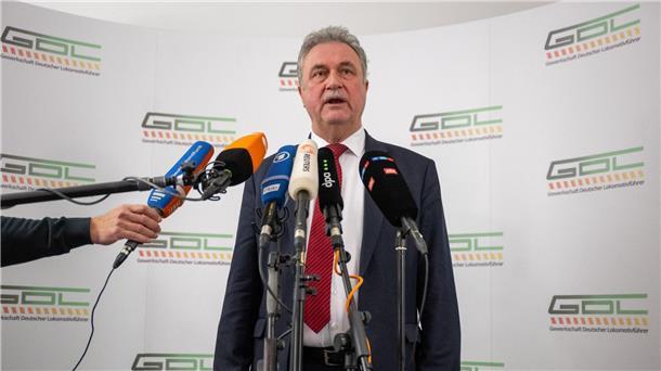 Weselsky droht mit neuem Arbeitskampf GDL-Chef Claus Weselsky gibt nach dem Ende des Streiks eine Pressekonferenz.