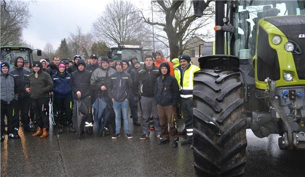 Geballte Bauern-Macht: Mit ihren Treckern protestieren Landwirte vor dem Beverstedter Aldi-Lager gegen die Preispolitik des Lebensmittelkonzerns.
