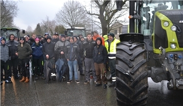 Geballte Bauern-Macht: Mit ihren Treckern protestieren Landwirte vor dem Beverstedter Aldi-Lager gegen die Preispolitik des Lebensmittelkonzerns.