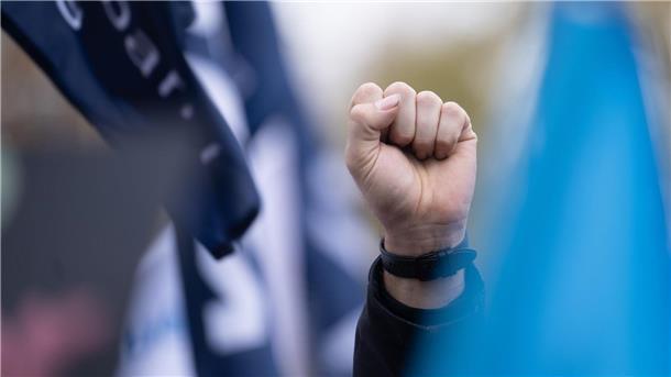 Finale im Länder-Tarifstreit Geballte Faust auf einer Protestaktion im Tarifstreit des öffentlichen Dienstes in Stuttgart.
