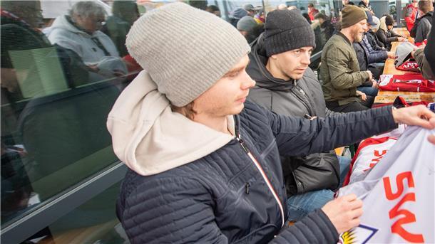 Geben am Freitag Autogramme (von links):Ziga Jeglic, Miha Verlic und ihre Pinguins-Kollegen. 