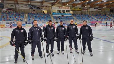 Stars von morgen trainieren in der Eisarena Geben den Nachwuchsspielern vor der neuen Saison wertvolle Tipps: REV-Trainer Heiko Niere (v. li.), Ex-DEL-Profi Tino Boos, DEL-Nachwuchskoordinator Uli Liebsch, EX-DEL-Profi Herberts Vasiljevs, Oliver Kleinert als Vorsitzender des REV und REV-Trainer Dominik Döge.