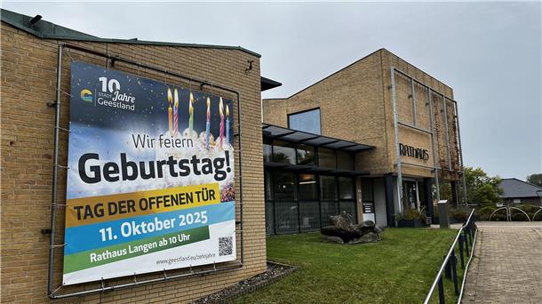 Geestland feiert 10-jähriges Bestehen mit Bürgerfest am Rathaus Langen Außenansicht des Rathauses Langen in Geestland mit großem Banner an der Fassade, das auf den „Tag der offenen Tür“ am 11. Oktober 2025 zum zehnjährigen Stadtjubiläum hinweist.