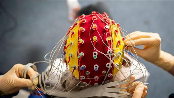 Das EEG entschlüsselt seit 100 Jahren unser Gehirn Gedankenlesen mit einem EEG ist laut Experten bislang nur begrenzt möglich.
