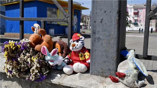 HRW: Kramatorsk-Anschlag war mutmaßliches Kriegsverbrechen Gedenken: Blumen und Spielzeuge liegen nach dem Raketeneinschag im April 2022 am Bahnhof in Kramatorsk.