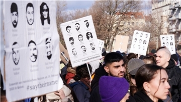 Gedenken in Hanau: Auf Plakaten sind die Namen und Gesichter der neun Menschen zu sehen, die vor drei Jahren ermordet wurden.