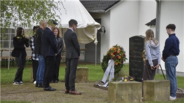Kranzniederlegung am Gedenkstein an der Lagerkirche auf dem Gelände der Gedenkstätte Lager Sandbostel. Zum Abschluss fand ein Gottesdienst in der Lagerkirche statt. 