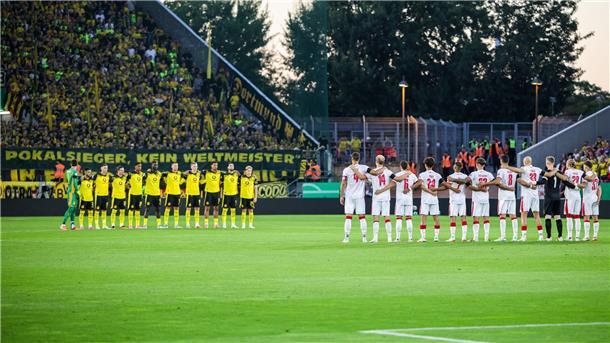 Gedenkminute für Ex-Fußballer Frank Mill, der bei beiden Clubs spielte.