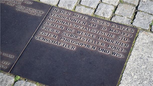 Gedenktafel auf dem Berliner Bebelplatz zur Erinnerung an die Bücherverbrennung.