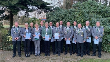 Geehrte und Gewählte mit Präsident Jürgen Slotosch (links), Heike Köhnke, Michaela Hilken, Heike Holsten, Thomas Bargmann, Martina Stelljes, Frank Schomaker, Werner Beecken, Andre Wilshusen, Uwe Winternheimer, Carsten Wilshusen, Bernd Müller, Klaus Poppe und Horst Klintworth.