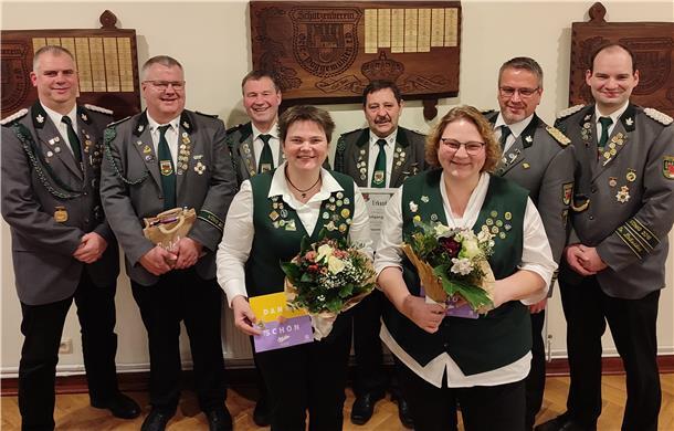 Geehrte Vereins- und ausgeschiedene Vorstandsmitglieder des Schützenvereins Oese-Poggemühlen: (von links, hinten) Christian Stanze, Heiko Breuer, Heiner Peimann, Wolfgang Bock, König Holger Engelke, Fabian Lau, (vorne) Petra Mehrtens und Tanja Breuer.