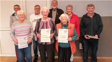 Geehrte während der Versammlung des Heimatvereins Club Weserstrand Großensiel: Kurt Bruns, Mario Timme, Günter Mehrtens, Barbara Bruns, Rolf Meyer (hinten, von links) sowie Ingrid Gutschker, Gertrud Feldmann und Grete Reimann (vorne, von links).