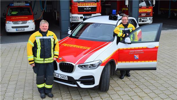 Geestlands Stadtbrandmeister Friedrich Meyerherm (rechts) und sein Stellvertreter Matthias Witte stellen sich – gemeinsam mit den Ortsfeuerwehren – auf die geänderten Bedingungen von Feuerwehrarbeit in Zeiten von Corona ein. Unter anderem müssen neue Kommunikationswege aufgebaut werden. Foto Mikloweit