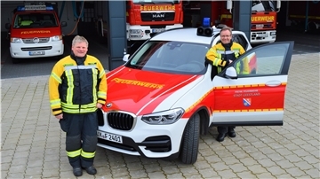 Geestlands Stadtbrandmeister Friedrich Meyerherm (rechts) und sein Stellvertreter Matthias Witte stellen sich – gemeinsam mit den Ortsfeuerwehren – auf die geänderten Bedingungen von Feuerwehrarbeit in Zeiten von Corona ein. Unter anderem müssen neue Kommunikationswege aufgebaut werden. Foto Mikloweit