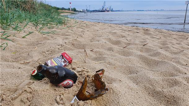 Gefährlich und verboten am Vatertag: Glasflaschen am Strand