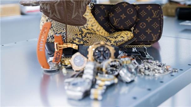 Milliardengeschäft mit gefälschten Uhren Gefälschte Markenuhren, Pythonschlangen-Stiefel und eine gefälschte Luxustasche im Hauptzollamt Köln.