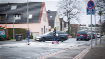 Gefahrensituation für Schulkinder der Heidjerschule: Aufofahrer bremsen oft viel zu spät ab. Die Eltern drängen auf eine Bedarfsampel.