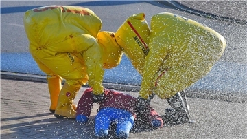 Gefahrgutexperten der Feuerwehr bei einer Übung.