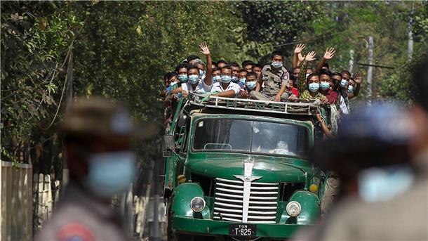Myanmar: Junta will 7000 Häftlinge freilassen Gefangene auf einem Transporter vor dem Insein-Gefängnis in Yangon nach ihrer Freilassung (Archivbild).