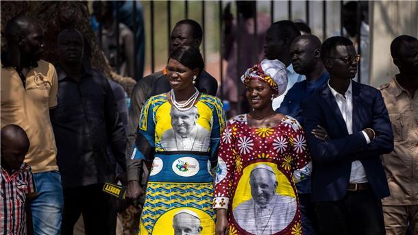 Papst setzt Politik im Südsudan unter Druck Gefeiert wie ein Popstar: Zwei Frauen tragen Kleider, auf denen ein Foto von Papst Franziskus zu sehen ist.