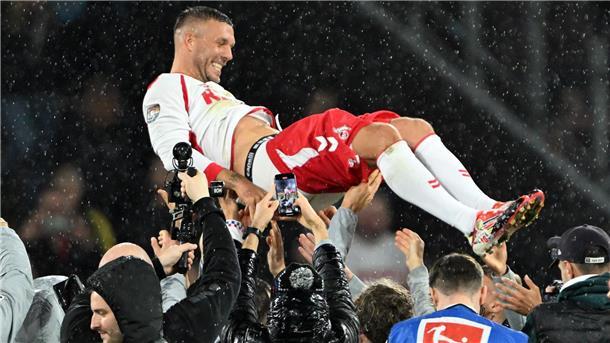Rückkehr erwünscht: Köln umwirbt Kultfigur Podolski Gefeierte Kultfigur: Lukas Podolski wird von seinen Mitspielern gefeiert.