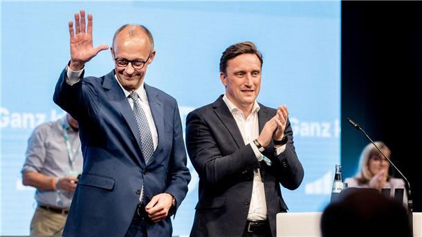 Gefeierter Kanzler und gestärkter Landeschef: Friedrich Merz (l) und Sebastian Lechner in Osnabrück.