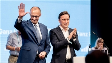 Gefeierter Kanzler und gestärkter Landeschef: Friedrich Merz (l) und Sebastian Lechner in Osnabrück.