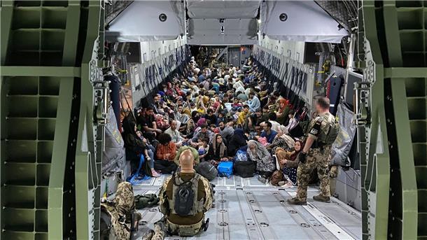 Hilfe für afghanische Ortskräfte: Vorschlag 2020 blockiert Geflüchtete aus Afghanistan sitzen in einem Airbus A400M der Bundeswehr.