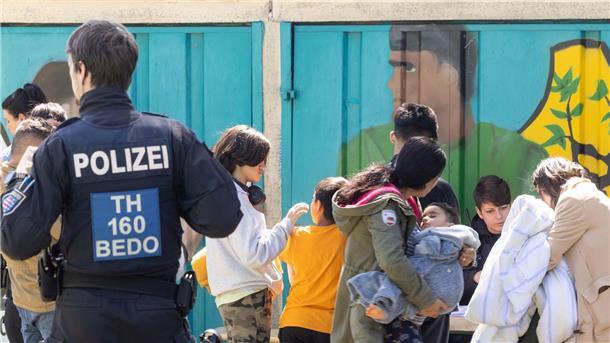 Geflüchtete werden nach dem Brand betreut.