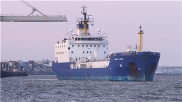 Gegen 20.10 Uhr hat die „Pacific Grebe" nach dem Ende ihrer Mission von der Midgard-Pier wieder abgelegt.