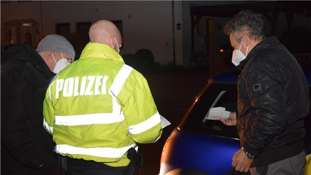 Gegen 22 Uhr steht bei Industriebetrieben der Schichtwechsel an. Wer eine halbe Stunde später noch auf den Straßen mit dem Auto unterwegs ist, muss damit rechnen, von der Polizei kontrolliert zu werden. So auch dieser Nordenhamer, der gemeinsam mit einer Arbeitskollegin um 22.30 Uhr angehalten wurde. Beide hatten eine Bescheinigung ihres Arbeitgebers dabei.