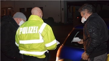 Gegen 22 Uhr steht bei Industriebetrieben der Schichtwechsel an. Wer eine halbe Stunde später noch auf den Straßen mit dem Auto unterwegs ist, muss damit rechnen, von der Polizei kontrolliert zu werden. So auch dieser Nordenhamer, der gemeinsam mit einer Arbeitskollegin um 22.30 Uhr angehalten wurde. Beide hatten eine Bescheinigung ihres Arbeitgebers dabei.