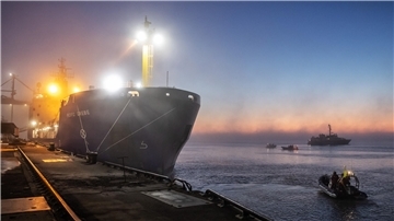 Gegen 6 Uhr ist die „Pacific Grebe" am Dienstagmorgen an der Midgard-Pier vertäut. Auf der Weser, auf der die Polizei mit Schlauchbooten patrouilliert, liegt noch Nebel.