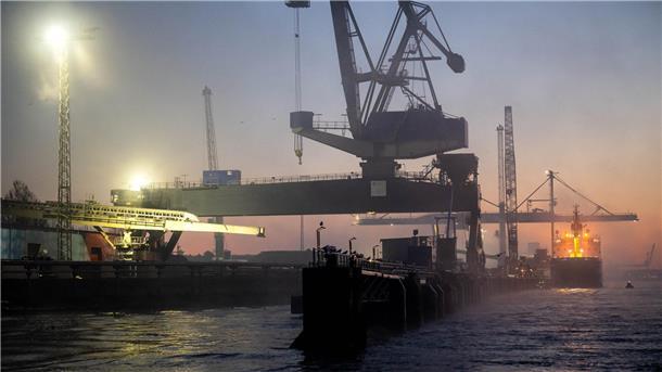  Das Spezialschiff "Pacific Grebe" (r) liegt im Hafen von Nordenham.