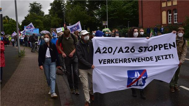 Gegen das Autobahn-Projekt A20 haben am Samstag nach Angaben der Polizei rund 200 Menschen in Stade demonstriert.