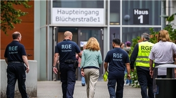 Gegen den festgenommenen 17-Jährigen gibt es nach dem Angriff in einem Berufskolleg noch weitere Verdachtspunkte. (Archivbild)