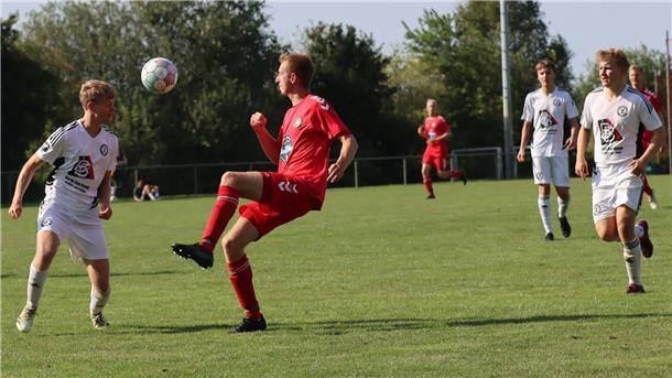 Gegen den TuS Zeven gab es für Yannick Wichern (rotes Trikot) und seine Mitspieler vom FC Nordheide eine bittere Heimniederlage.